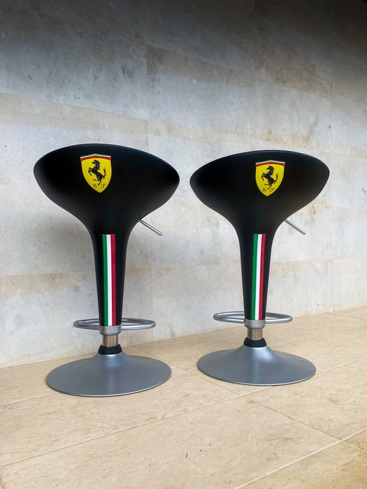 Schwarze Barstühle mit Ferrari-Motiv (6/9) - PK Werks