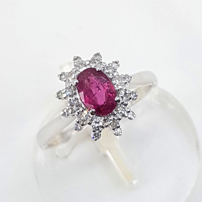 Preview of the first image of 18 kt. White gold - Ring - 0.80 ct Ruby - Diamonds.