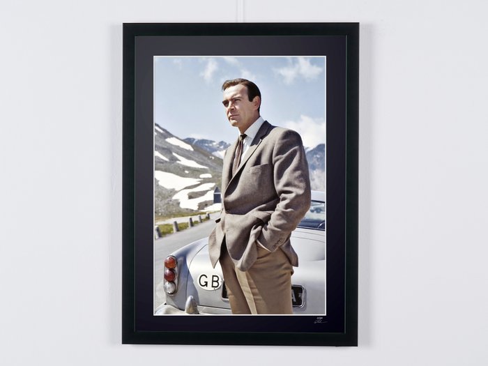 James Bond 007: Goldfinger - Sean Connery as « James Bond 007 » - Luxury Wooden Framed 70X50 cm - Limited Edition Nr 04 of 30 - Serial ID 20457 - - Original Certificate (COA), Hologram Logo Editor and QR Code