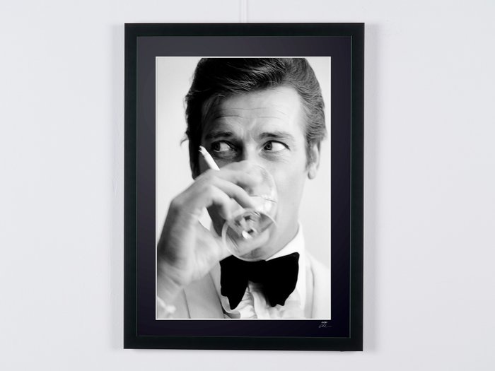 Roger Moore as « James Bond 007 » Shaken Not Stirred', 1968 - Photographie, Luxury Wooden Framed 70X50 cm - Limited Edition Nr 06 of 30 - Serial ID 20468 - - Original Certificate (COA), Hologram Logo Editor and QR Code