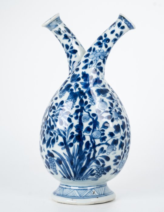 Bottle vase - Blue and white - Porcelain - Double-bodied cruet bottle - Insects above many florals in continuous landscape - China - Kangxi (1662-1722)
