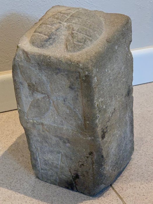 Preview of the first image of Keystone capital - Stone (mineral stone) - 19th century.