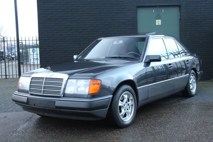 Preview of the first image of Mercedes-Benz - E 260 - 1992.