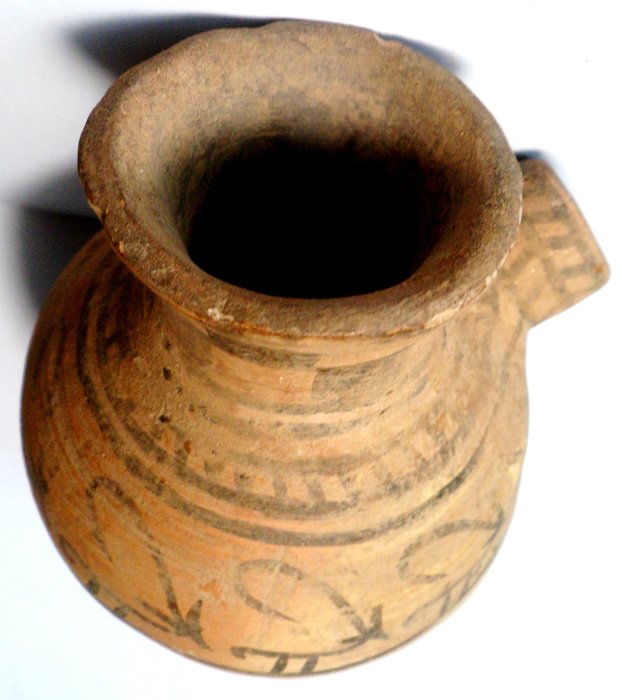 Nave H374.Vaso con cervo, beccuccio e motivi geometrici.165 gr.2400-1400 a.C. - Vasija. - restored and overpainted - 97×97×80 mm