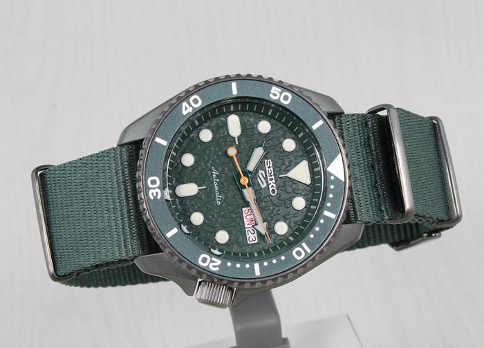 Image 2 of Seiko - Sport 5 Green Automatic - 4R36 SRPD77K1 - Men - 2022