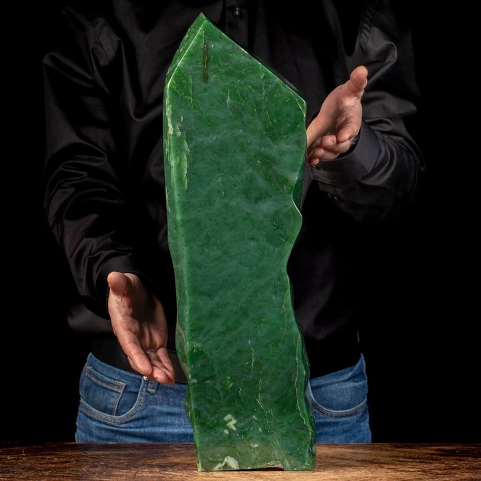 Incrível Jade de Forma Livre - Tamanho de Museu - Qualidade Extra Birmânia Jade - Altura: 540 mm - Largura: 175 mm- 19.7 kg