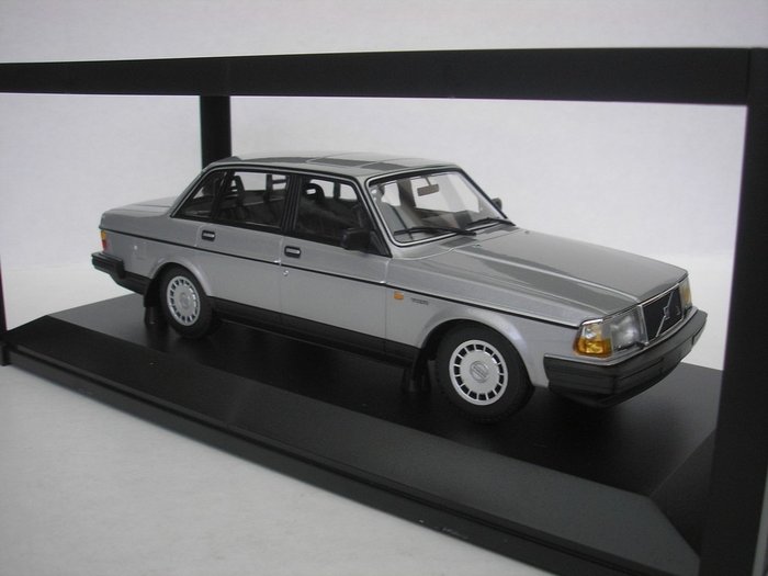 Image 2 of MiniChamps - 1:18 - Volvo 240 GL - 1986 - 380 pcs