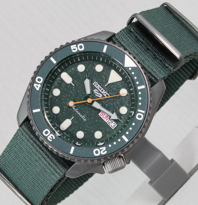Preview of the first image of Seiko - Sport 5 Green Automatic - 4R36 SRPD77K1 - Men - 2022.