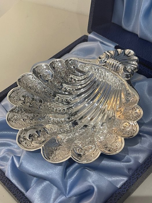 LATE VICTORIAN SILVER SHELL FORMED DISH (1) - .925 silver - England - Early 20th century