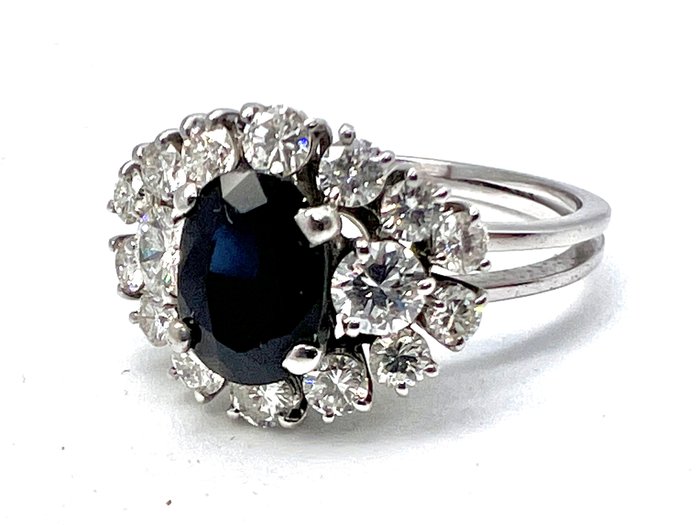 Preview of the first image of 18 kt. Gold, White gold - Ring - 2.80 ct Sapphire - Diamonds.