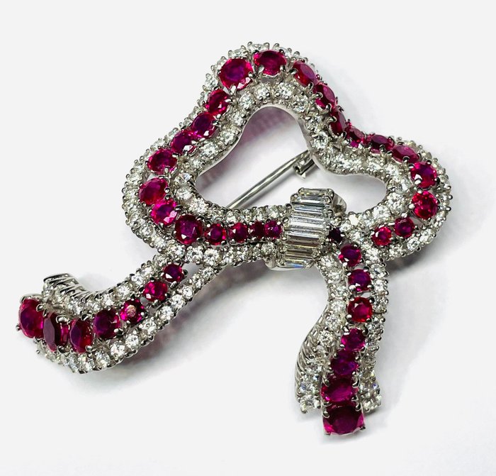 Preview of the first image of 18 kt. Gold - Brooch - 8.00 ct Ruby - Diamonds.