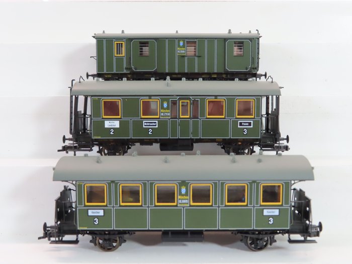 Fleischmann H0 – 5810/5811/5812 – Passagiersrijtuig – 3 Twee-assige rijtuigen 3e en 2e/3e klas en bagage met binnenverlichting – KPEV