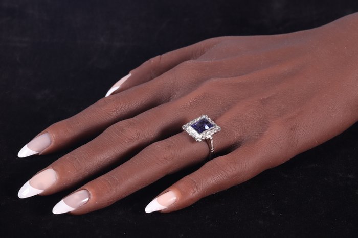 Image 2 of Platinum - Ring - 3.00 ct Sapphire - Diamonds, total diamond weight 0.64 crt, Vintage 1970's Sevent