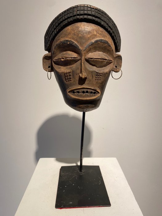 Mask (1) - Metal, Wood - Mwana Pwo - Chokwe - Belgian Congo 