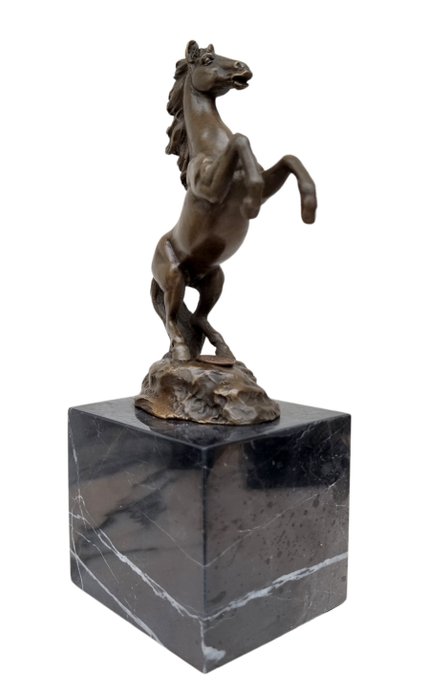 Figurine - A rearing horse - Bronze, Marmor