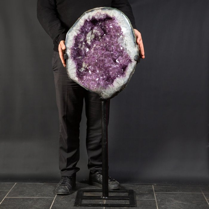 带石英晶体的大型紫水晶晶洞