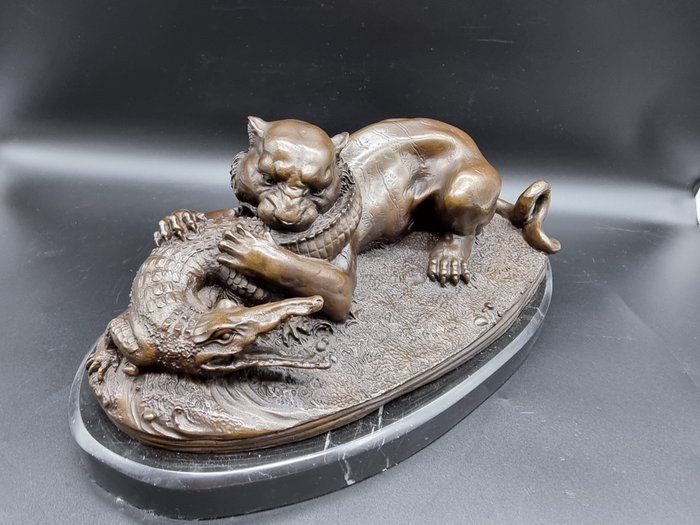 雕像, XL Bronze Tiger with Crocodile - 18 cm - 大理石, 青銅色