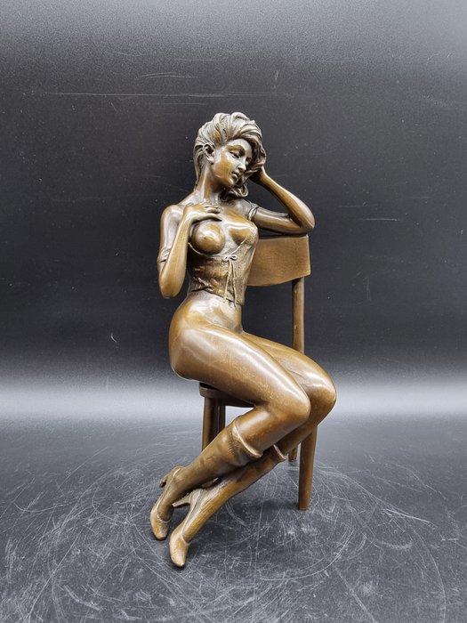 Posąg, Bronze Statue Lady on Chair 23cm - 23 cm - Brązowy