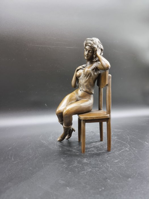 Statue, Bronze Statue Lady on Chair 23cm - 23 cm - Bronse