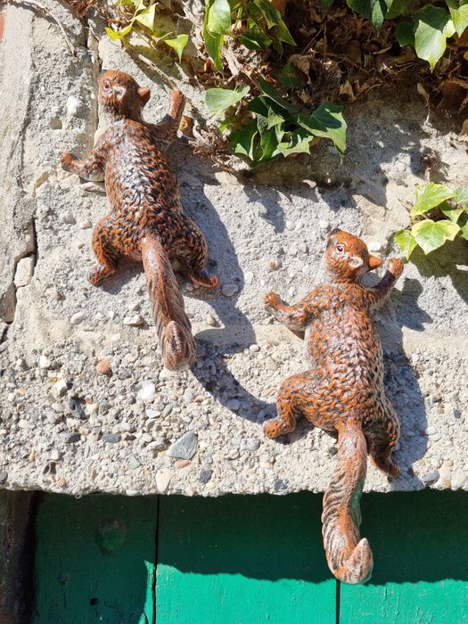 小塑像 - Hanging squirrels (2) - 鐵（鑄／鍛）