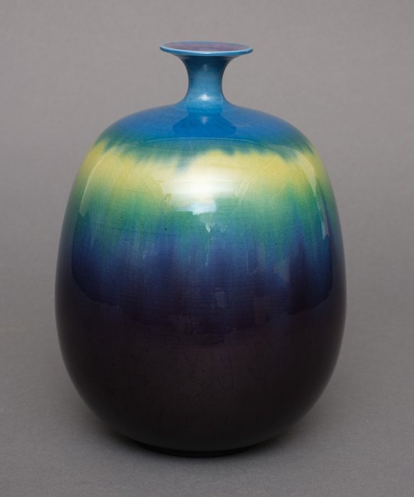 Vaas – Kutani – Porselein – Tokuda Masahiko (Yasokichi III) (1933-2009) – A large elegantly shaped & rich colored vase by the famous ceramist Tokuda Masahiko (Yasokichi III). – Japan – Shōwa periode (1926-1989)
