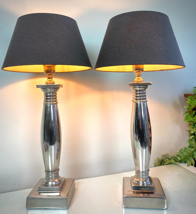 Un set di eleganti lampade da tavolo classiche cromate