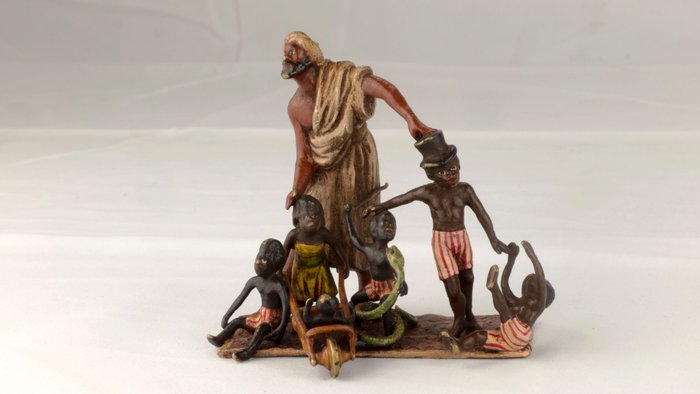 Franz Bergmann Foundry - Veistos, Weens brons - Arabier, 6 kleine figuren en slang op een tapijt - 10 cm - Pronssi (kylmämaalattu)