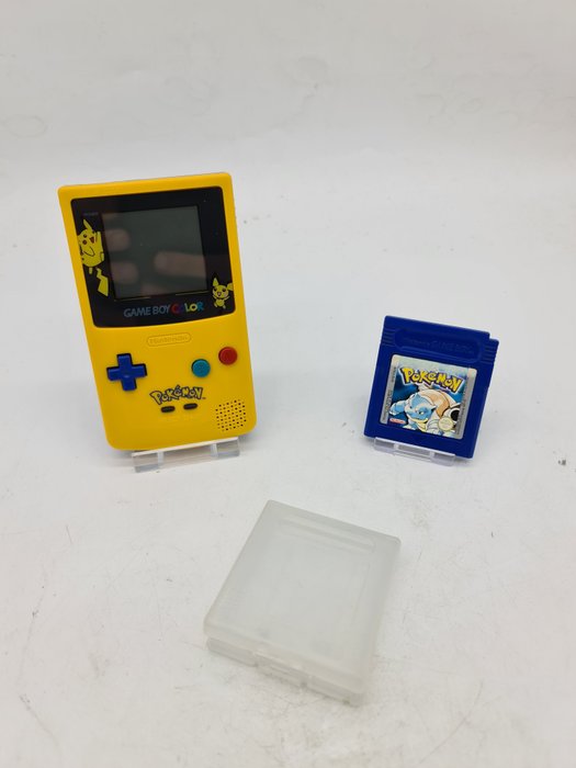Nintendo Gameboy Color Pikachu Edition 1998 - +Original Pokemon Blue with new battery + unique - Console avec jeux - avec des protecteurs de boîte
