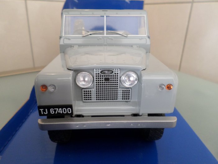 Image 2 of MCG - 1:18 - Land Rover Pick up ///