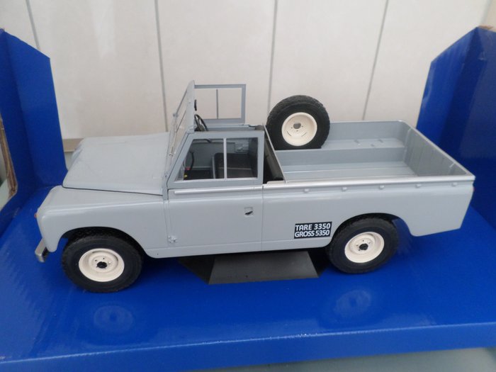 Image 3 of MCG - 1:18 - Land Rover Pick up ///
