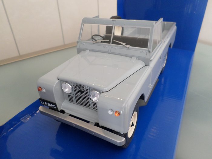 Preview of the first image of MCG - 1:18 - Land Rover Pick up ///.