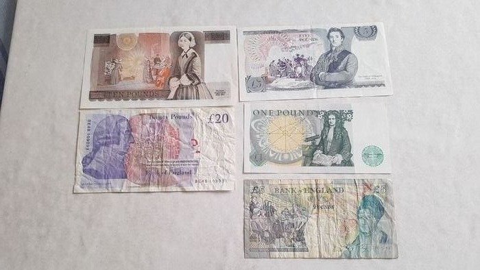 World - 8 banknotes - Various dates