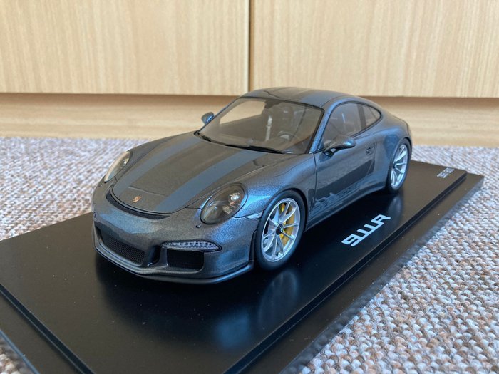 Spark - 1:18 - Porsche 911 R (2015) + showcase - Beperkt tot 300 stuks