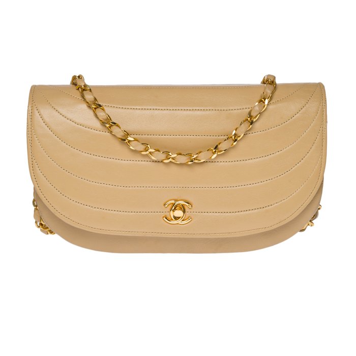 Chanel - Classique Demi-lune flap bag en cuir matelassé beige