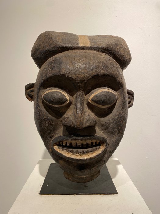 Mask (1) - Wood, pigment - Bamileke - Cameroon 