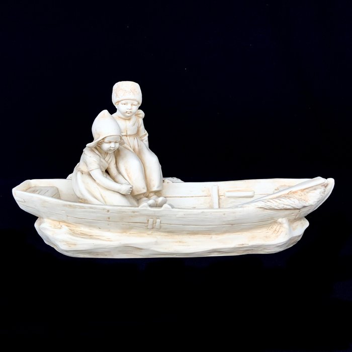 Royal Dux - Boemia - Art Nouveau - "Barca da pesca con bambini" (30 cm) - 1910 ca