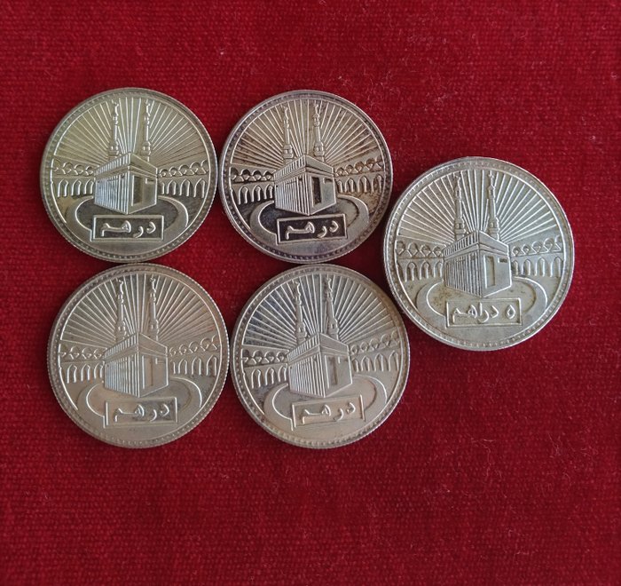 Emirati Arabi Uniti. Fantasy currency.  Lot of 5 coins - 4 x 1 Dirham. ND (2001) + 1 x 5 Dirhams. ND (1999)