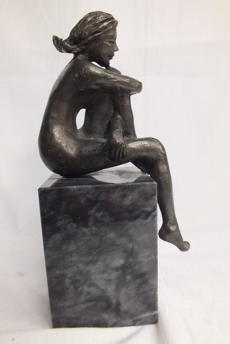 Scultura - Donna seduta su piedistallo di marmo - Lega, Marmo