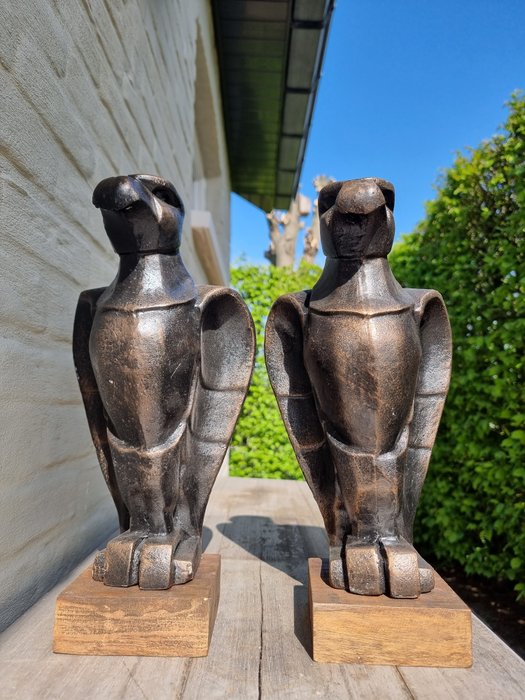 Figurine - a pair of cast iron eagles on wooden base (2) - Eisen (Gusseisen/ Schmiedeeisen), Holz