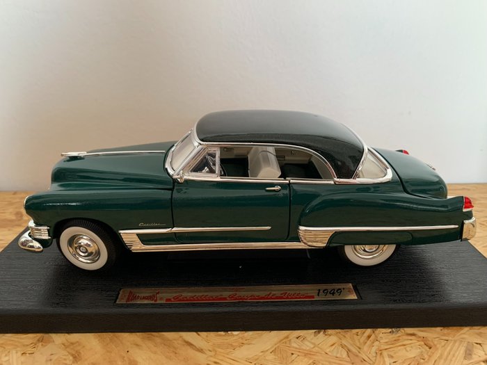 Road Legends - 1:18 - Cadillac Coupe DeVille 1949