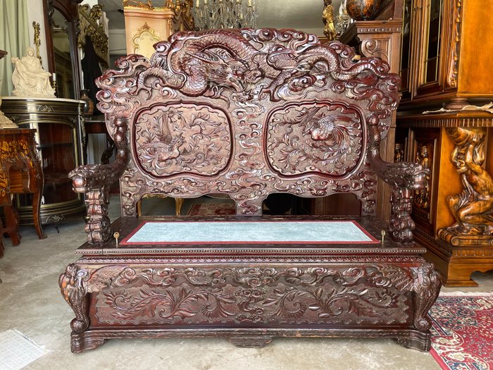 Cassapanca, Panchina - Legno - Bench made for export with finely carved decoration of dragons amidst clouds and phoenixes - Giappone - Periodo Meiji (1868-1912)