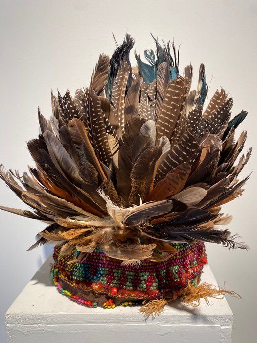 Cappello - Luba - 35cm (1) - Fibra vegetale, Perle di vetro, Piume - Baluba - Repubblica Democratica del Congo 