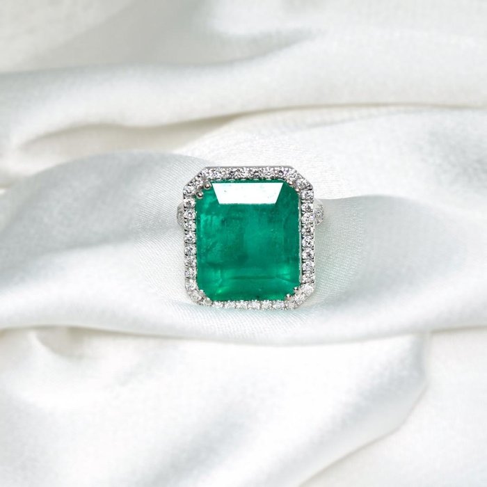 15.50ct Emerald with 0.80ct Diamonds - 18 carati Oro bianco - Anello Smeraldo - Certificato IGI