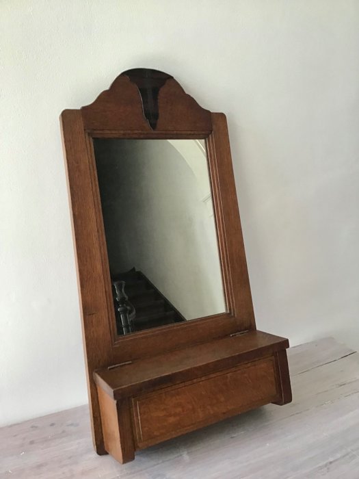 Een mooi kammenkastje uit de art deco periode - eikenhout en spiegelglas