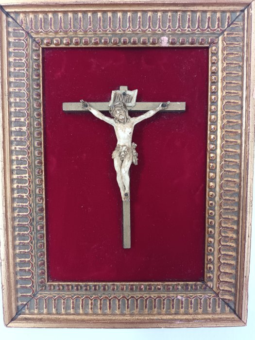 Crocifisso ligneo del XIX secolo (1) - legno su fondo di velluto rosso - Inizio XIX secolo