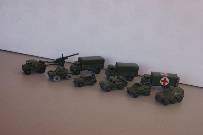Dinky Toys - 1:48 - British Army "Austin Champ"no.674 & "Daimler Scout & Armoured Car"no.673+670 & "Fordson Ambulance" - no.626/"3-Ton Wagon"no.621+623+641/"Saracen Pers. Carrier"no.676/"Morris Field Tractor"no.688- 1954