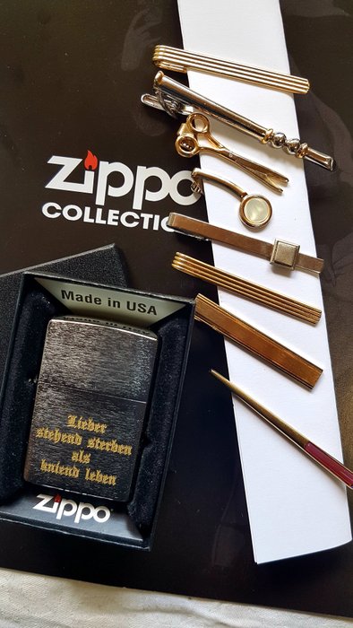 Zippo - Lieber stehend sterben als kniend leben mit Krawattennadel Konvolut - Incisione in oro di rarità originale Zippo