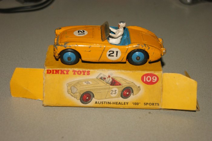 Dinky Toys - 1:48 - Model "Austin - Healey 100 no. 21 Sports Car" no. 109 - with original White Driver - In Original Matching-Colour Box - 1955