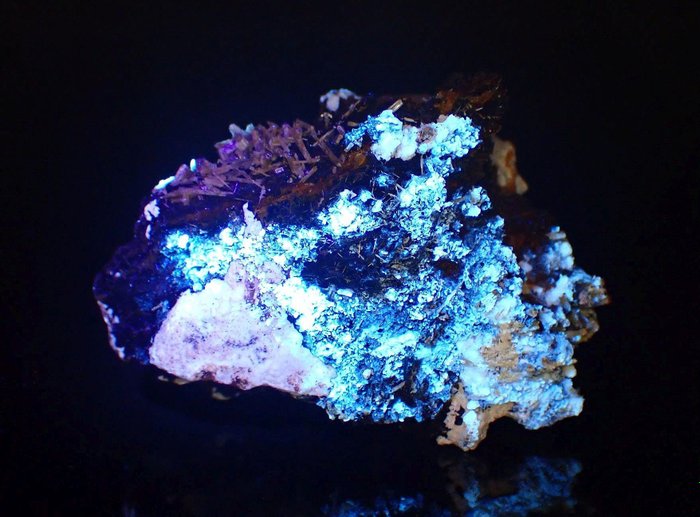 Piromorfite con calcite fluorescente Cristalli su matrice - 65×47×43 mm - 138 g