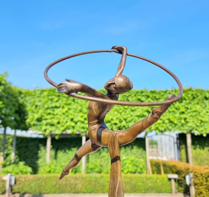 Figurine - A bronze dancer - Bronze, Marmor